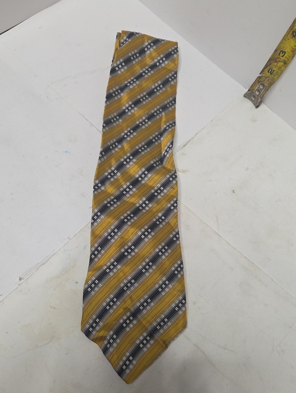 Striped Yellow and Gray Men's Diagonal Pattern Tie
